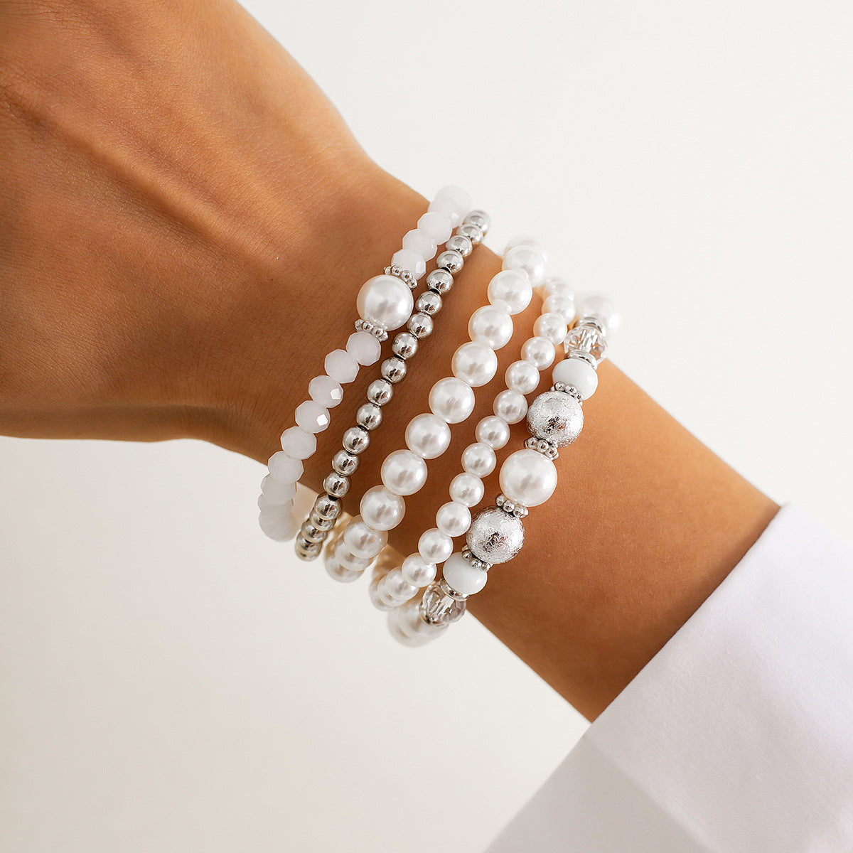 Pulsera elástica minimalista para mujer con perla de imitación en forma de corazón y acabado chapado, ideal para combinar con otras joyas