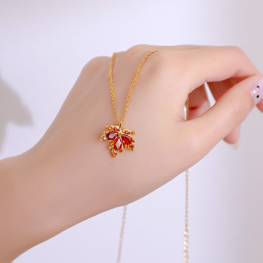 Collar con Colgante de Hoja de Arce Irregular de Diseño Original para Mujer en Acero de Titanio con Acabado de Baño