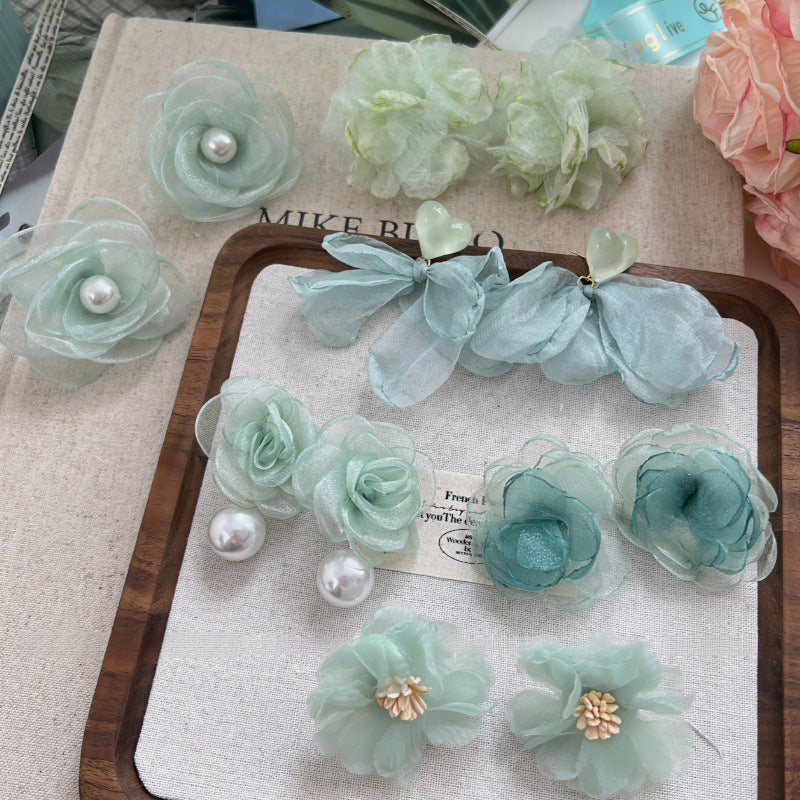 Orecchini floreali delicati con perni in argento, borchie in rame elettrolitico con nappe fluenti, estetica fresca e dolce per donna