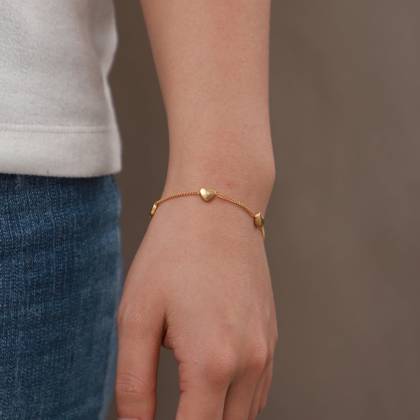 Bracciale sottile geometrico in acciaio inossidabile placcato oro 18 carati da donna con quattro ciondoli a cuore, gioiello di moda per souvenir di viaggio