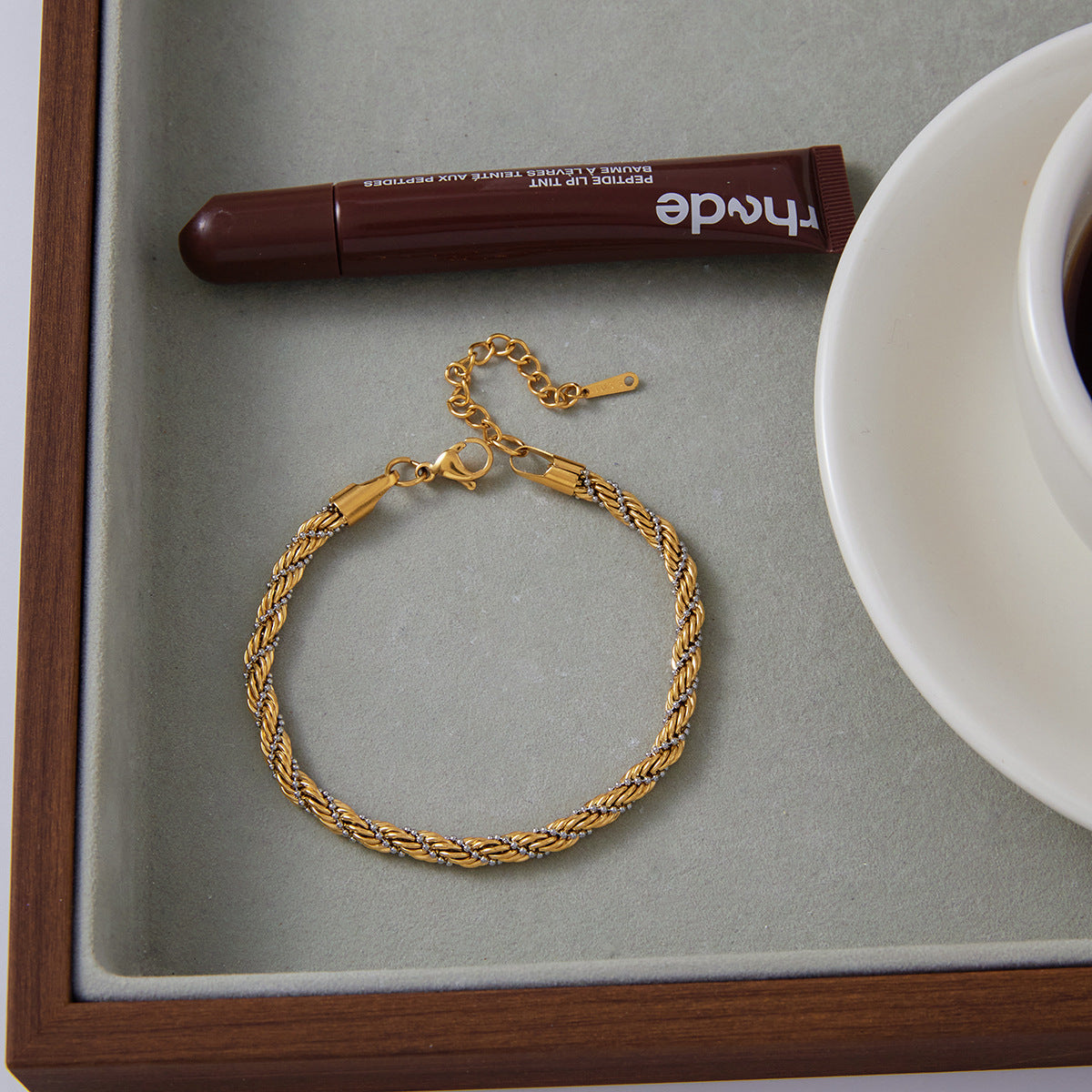 Set di collana e bracciale da donna in corda intrecciata d'acciaio inossidabile moderno e minimalista con finitura placcata