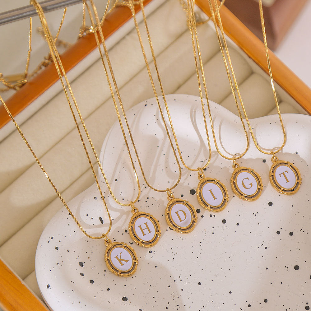 Collana con Pendente Ovale Minimalista a Forma di Lettera in Acciaio al Titanio Placcato Oro con Finitura Smaltata Unisex