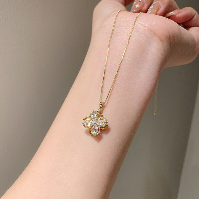 Collana con ciondolo girevole a quadrifoglio con charm in rame placcato oro su catena O in acciaio al titanio per uomo e donna