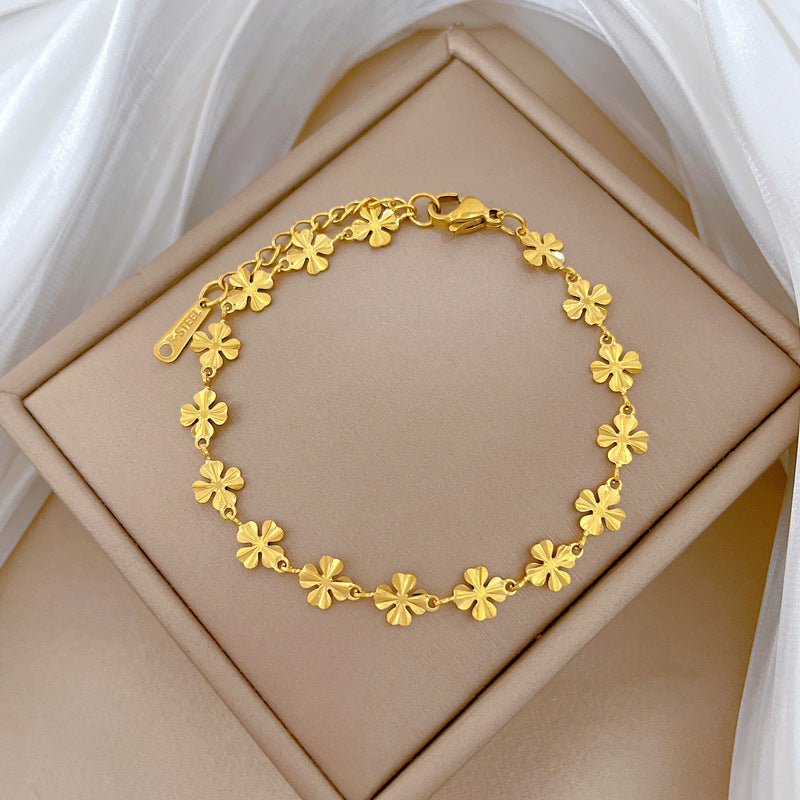 Minimalist Lucky Clover Bracelet for Women in Titanium Steel with Gold Plating and Wavy Texture