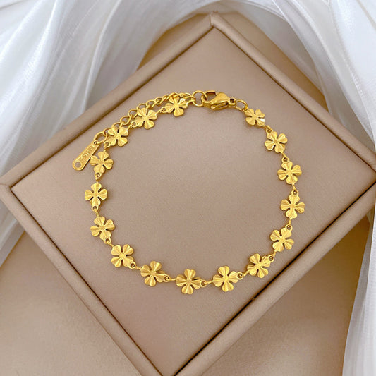 Pulsera Minimalista de Trébol de la Suerte para Mujer en Acero de Titanio con Chapado en Oro y Textura Ondulada