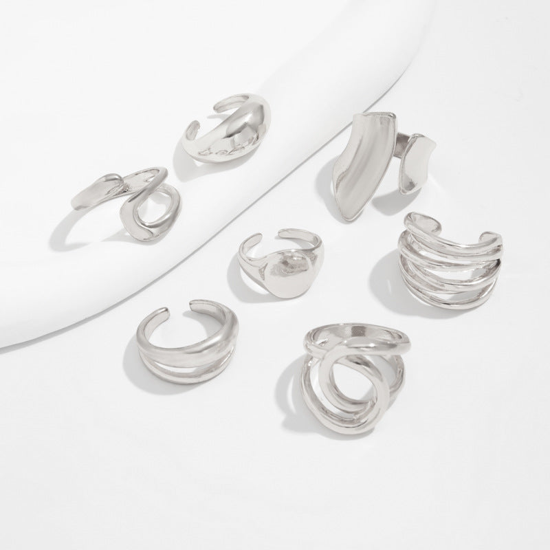 Juego de anillos geométricos minimalistas de aleación para mujer con acabado chapado, textura de arrugas líquidas y diseño apilable.