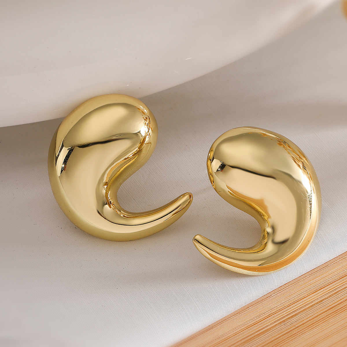 Orecchini a perno geometrici irregolari minimalistici in rame da donna con accento a cuore in strass e finitura placcata
