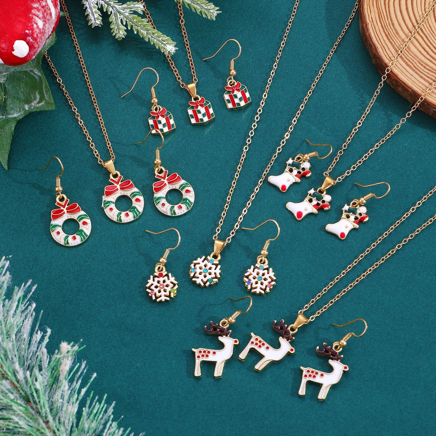 Conjunto de collar y pendientes con temática navideña para mujer, colgante de aleación con motivos de copo de nieve, Papá Noel y campana, joyería festiva minimalista electrochapada