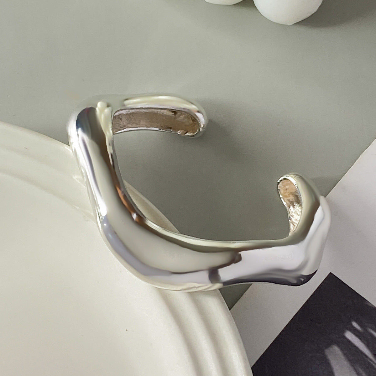 Bracciale rigido aperto geometrico minimalista da donna in lega con finitura galvanica