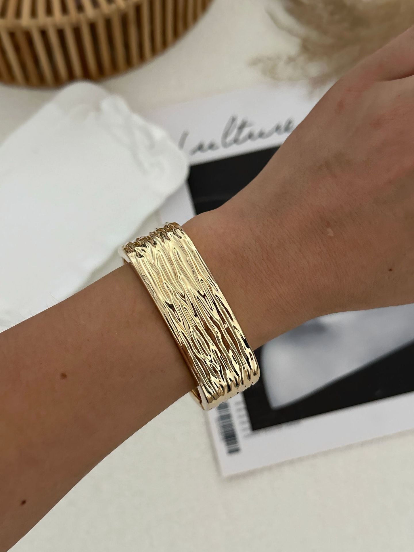 Bracciale rigido da donna in lega placcata, geometrico e ampio
