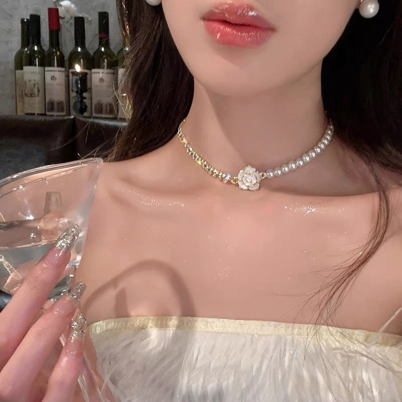 Elegante collar con colgante de lazo de diamantes de imitación y detalles de nácar perlado para mujer — Delicada cadena para clavícula en estilo de lujo minimalista y a la moda