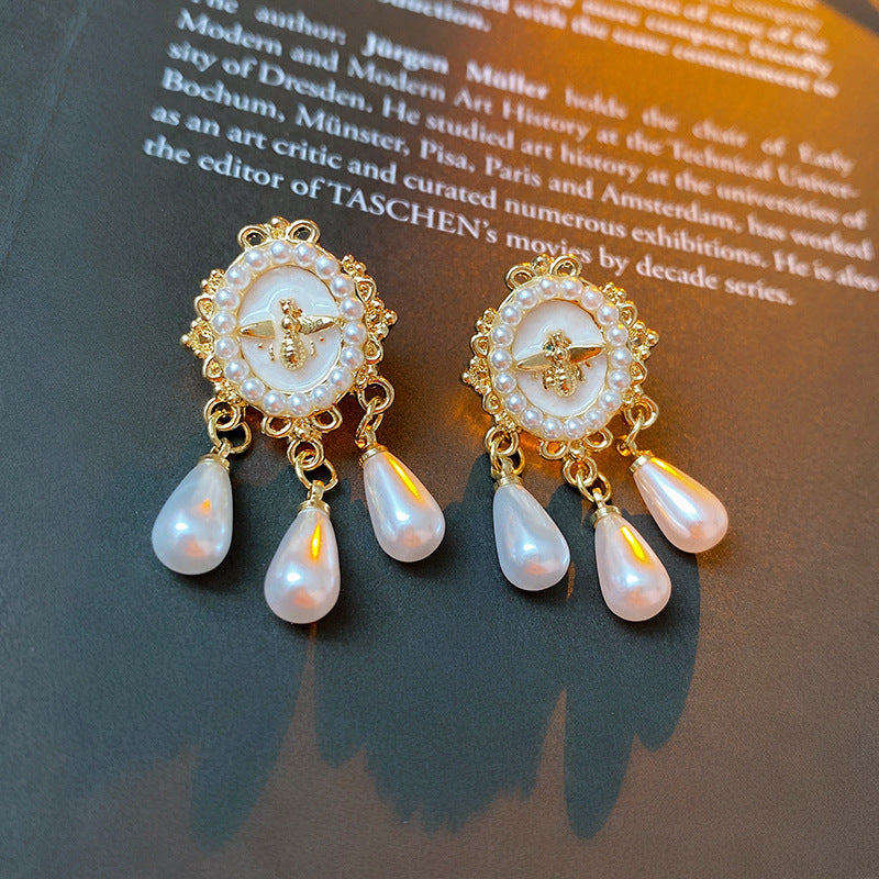 Orecchini a Cerchio Geometrici Artistici Vintage Stile Metà Secolo con Accenti di Perle, Base in Rame e Perni in Acciaio Elettroplaccato
