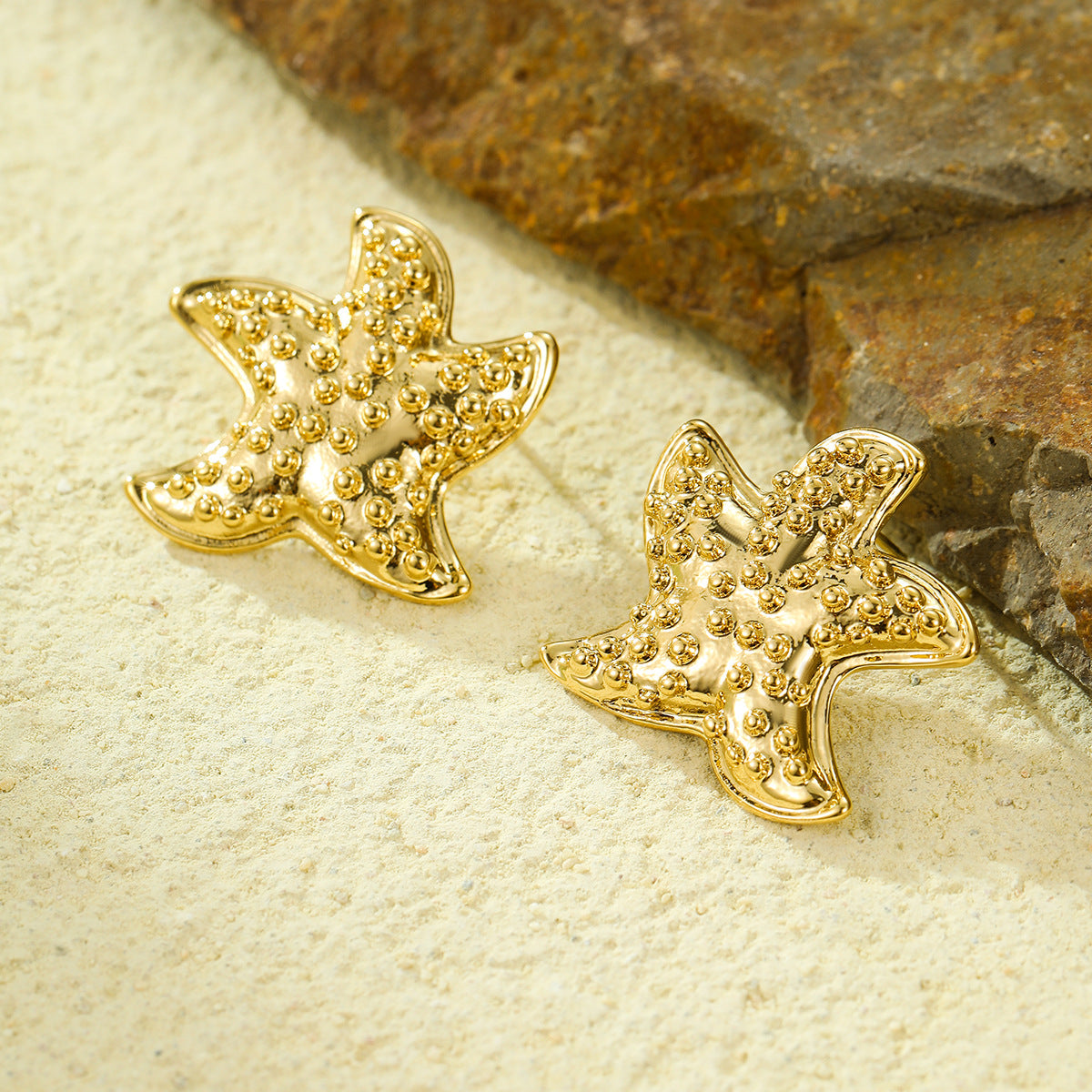 Orecchini vintage a stella in acciaio inossidabile con placcatura in oro 18 carati e texture martellata da donna