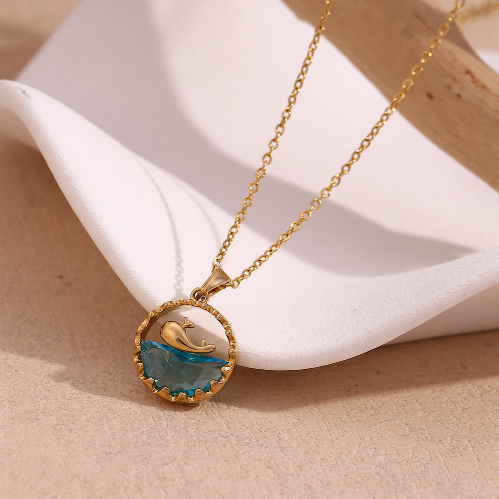 Collar con colgante minimalista de titanio con forma de ballena y baño de oro de 18 quilates para mujer