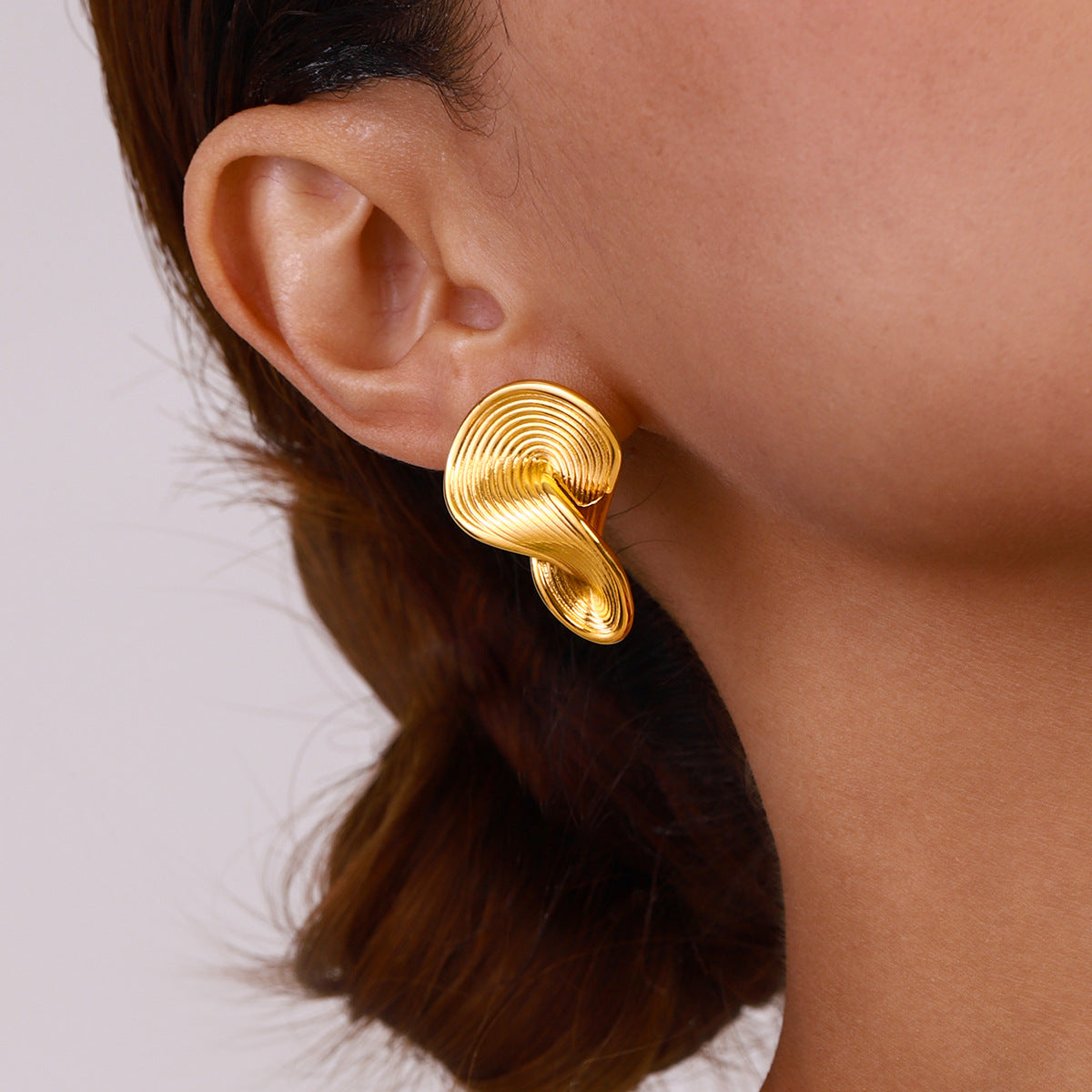 Pendientes Minimalistas de Acero Inoxidable Geométricos Chapados en Oro para Mujer con Diseño de Líneas Limpias