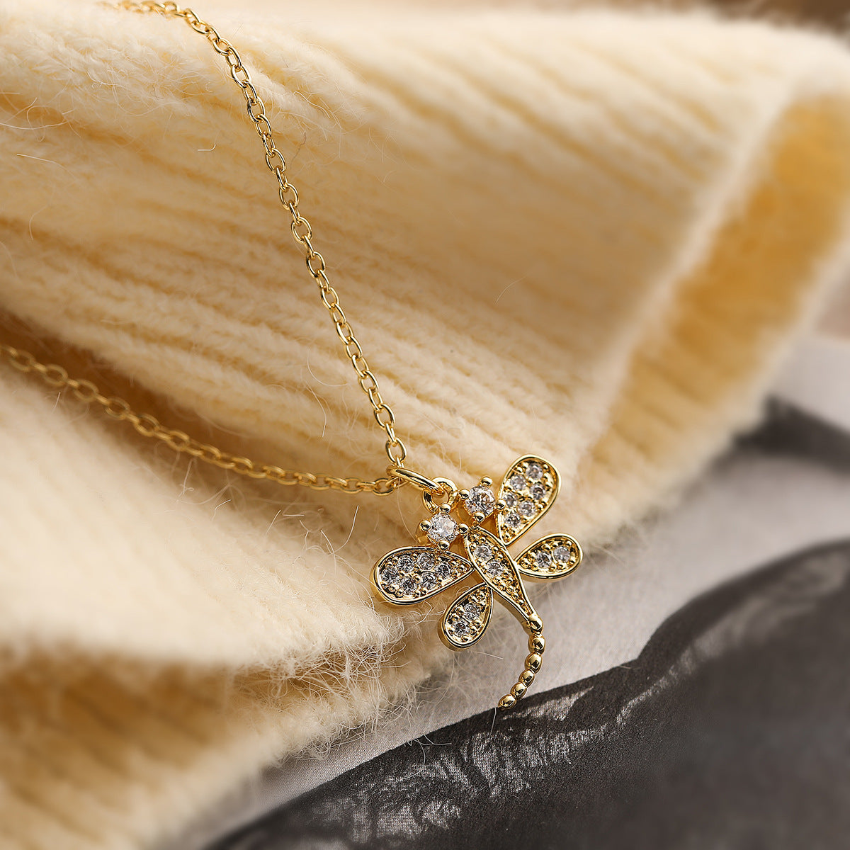Collana con ciondolo a forma di libellula in rame, placcato oro vero e intarsi di zirconi per donna