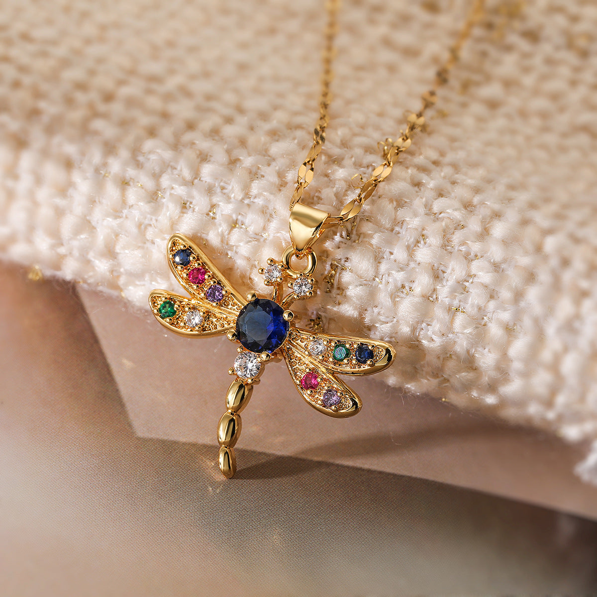 Collana pendente a libellula minimalista da donna in rame con placcatura in oro vero e intarsio di zirconi