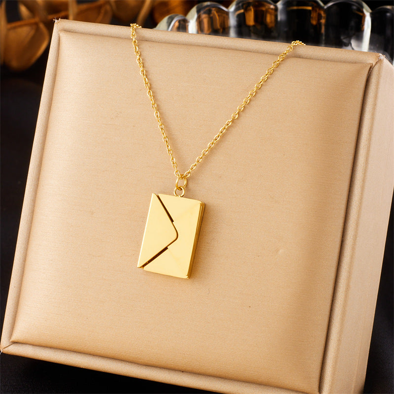 Collar con colgante en forma de sobre de moda de acero inoxidable chapado en oro para mujer