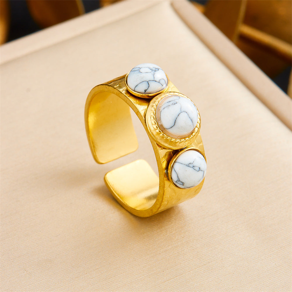 Anillo de acero inoxidable geométrico de estilo vintage con baño de oro de 18 quilates y detalle de corazón asimétrico para mujer