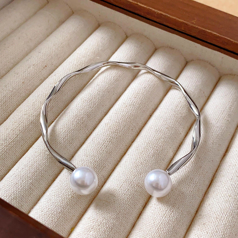 Pulsera de metal con patrón de cuadrícula geométrica de tono frío minimalista con acabado galvanizado para mujer