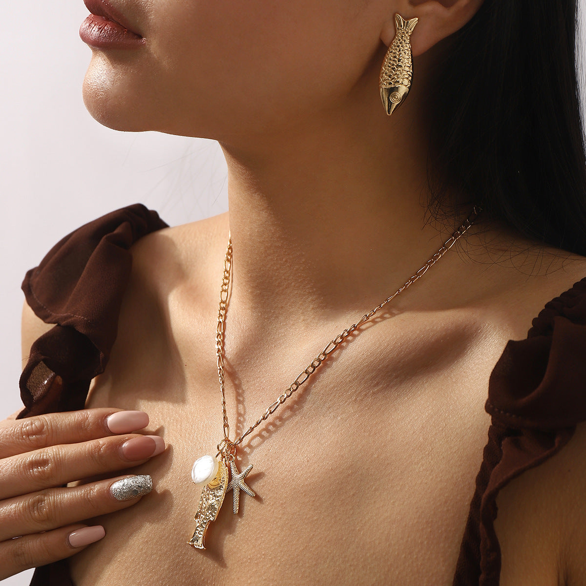 Collar con colgante minimalista de aleación con forma de pez y acabado chapado para mujer, cadena de clavícula inspirada en el océano