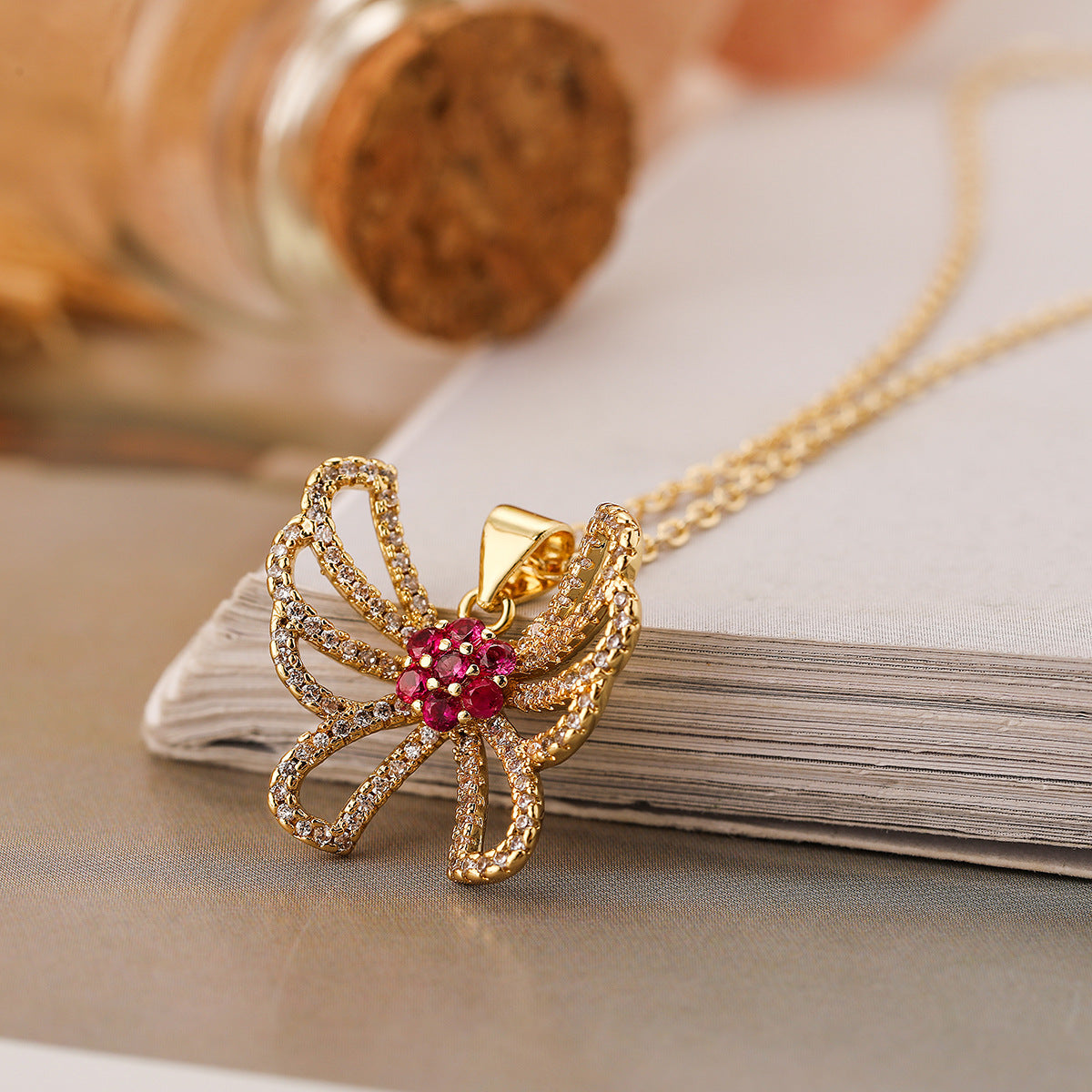 Collana con pendente a farfalla minimalista da donna con accenti di zirconi su catena in rame