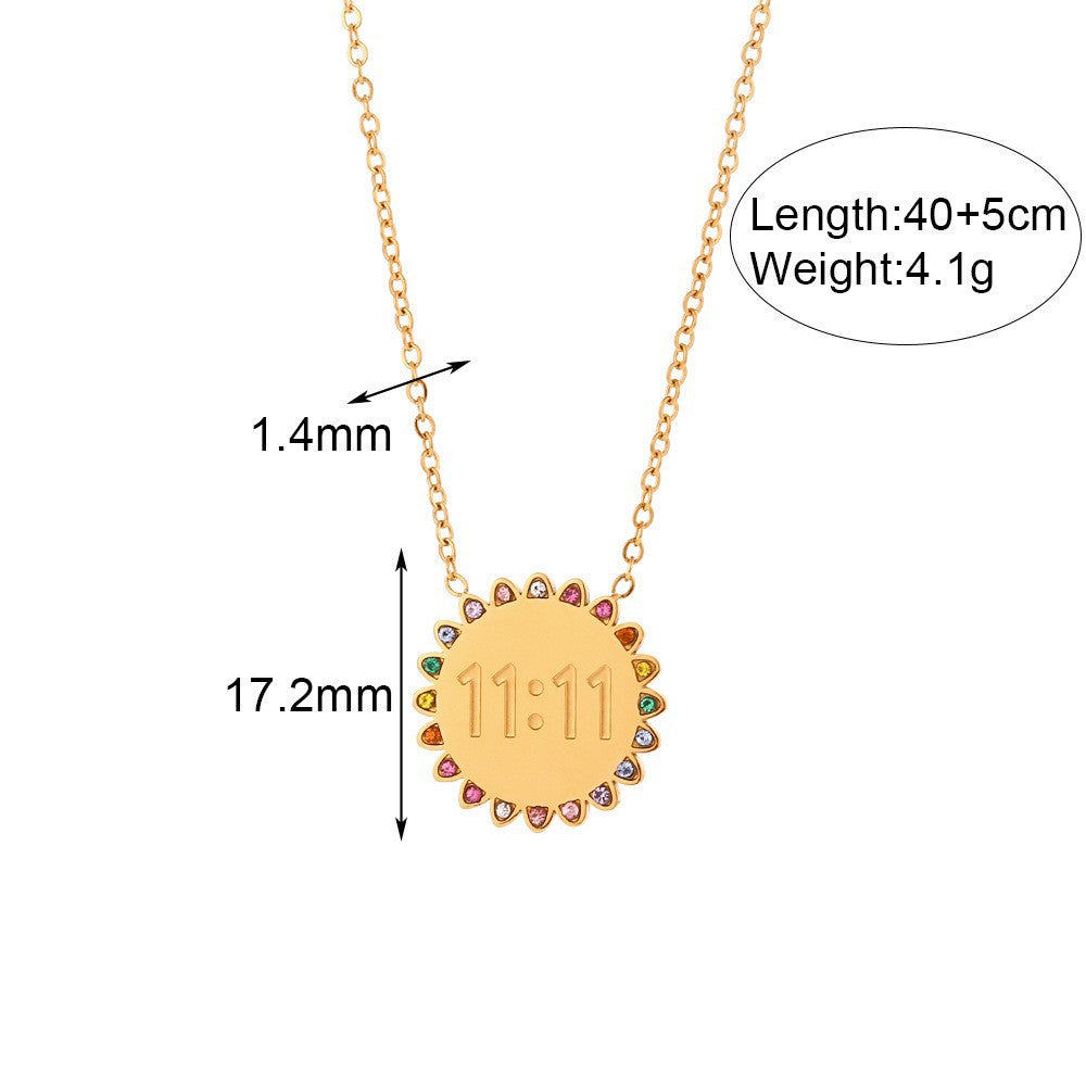 Elegante collar con colgante geométrico de acero de titanio con cadena de acero inoxidable bañada en oro de 18 quilates para mujer