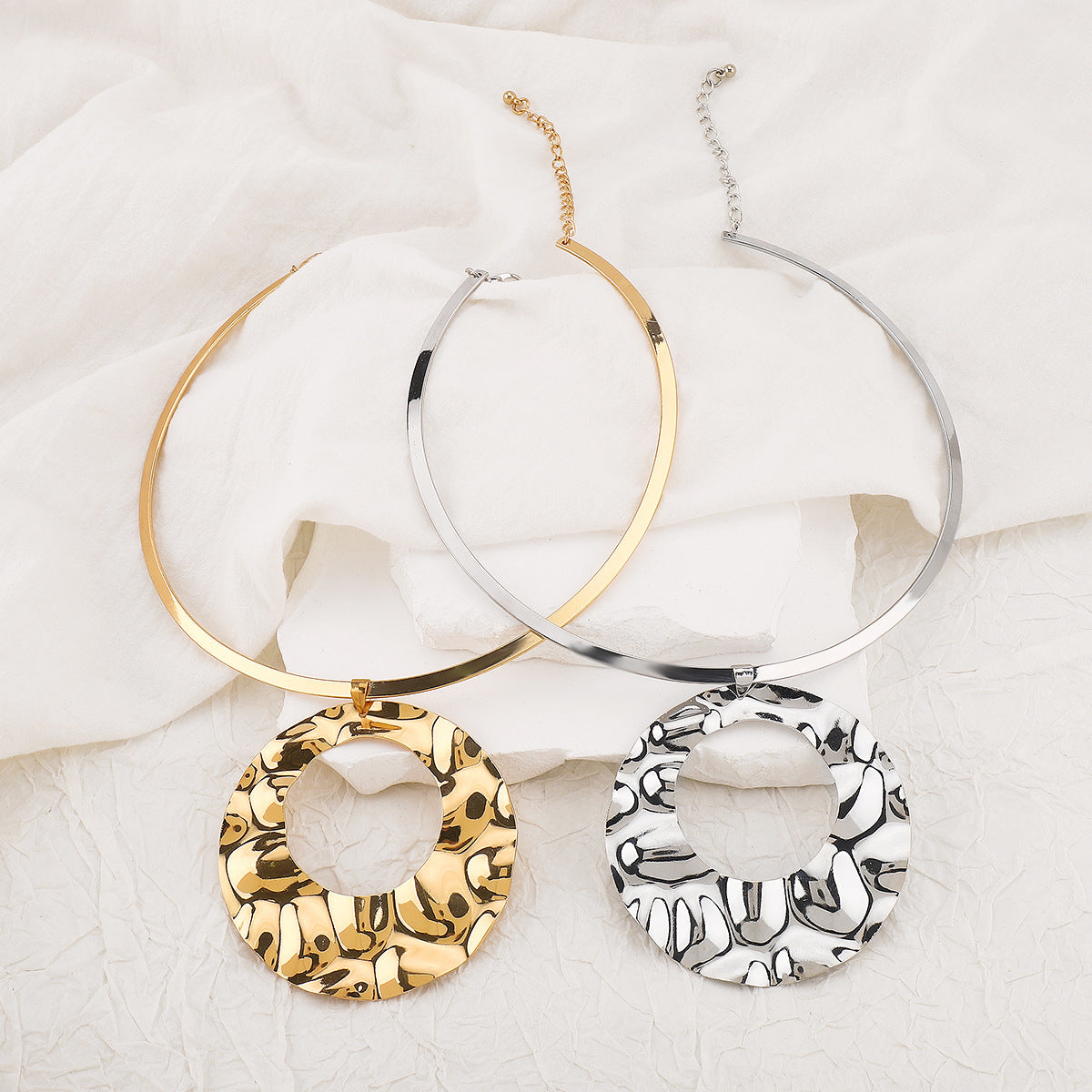 Collar colgante plisado geométrico minimalista para mujer en hierro con estilo retro lujoso