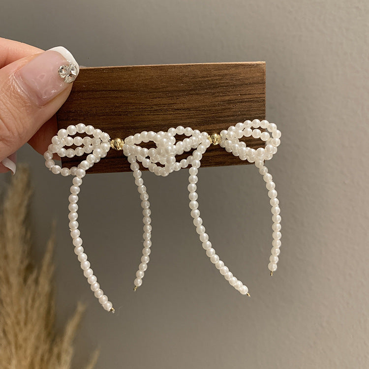Elegantes pendientes florales de perlas con postes de plata chapados en oro para mujer