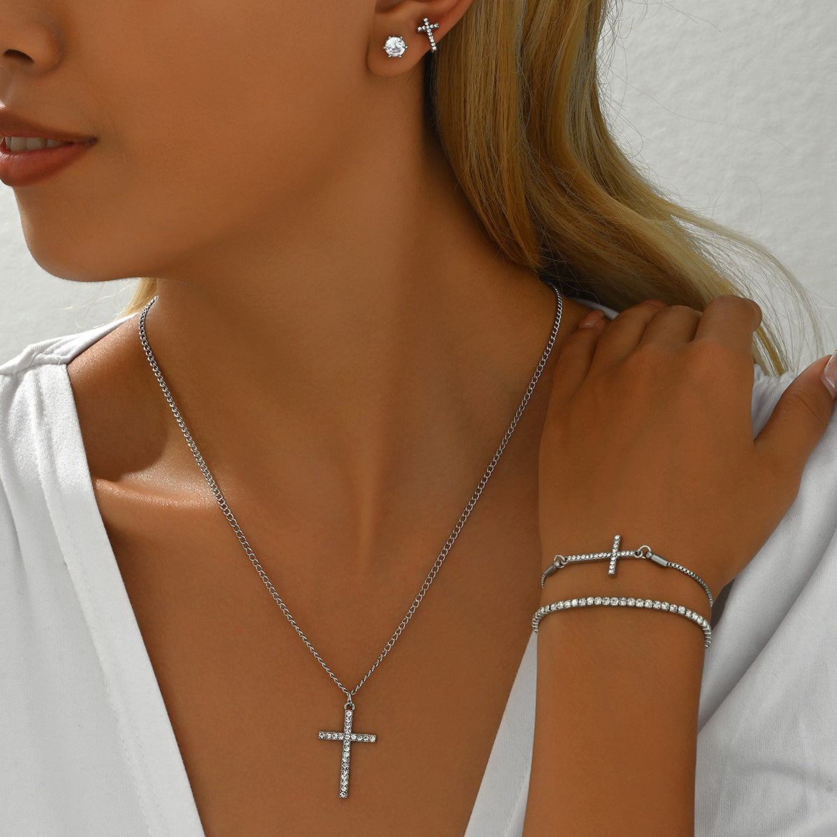 Set di gioielli in lega con ciondolo a croce minimalista con intarsio di strass per donna, include orecchini, bracciale e collana