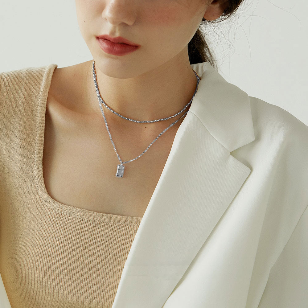 Collana Minimalista Geometrica in Acciaio Titanio a Doppio Strato per Donna e Uomo con Accenti Dorati e Design a Clavicola