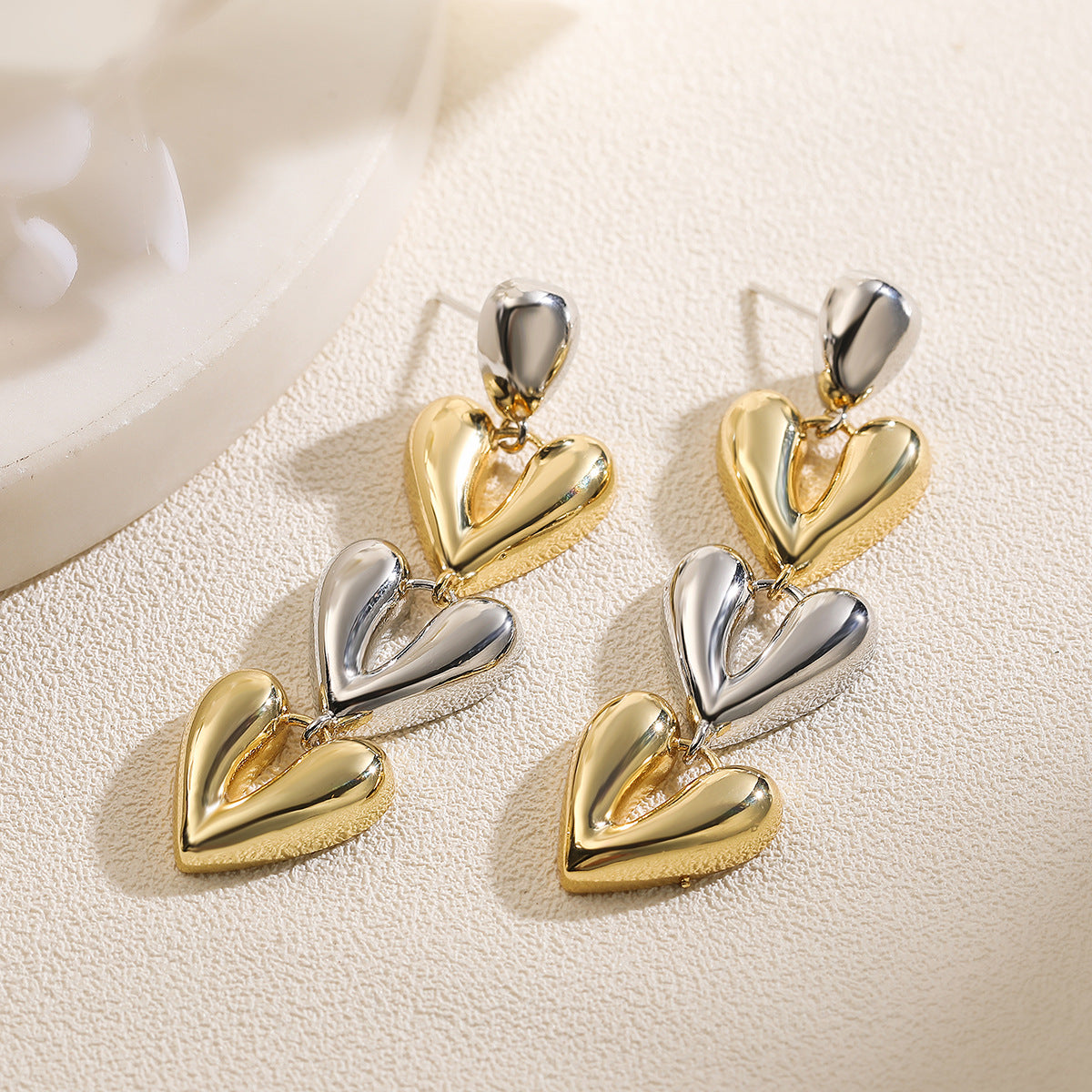 Orecchini minimalisti in rame placcato oro a forma di cuore con design irregolare da donna