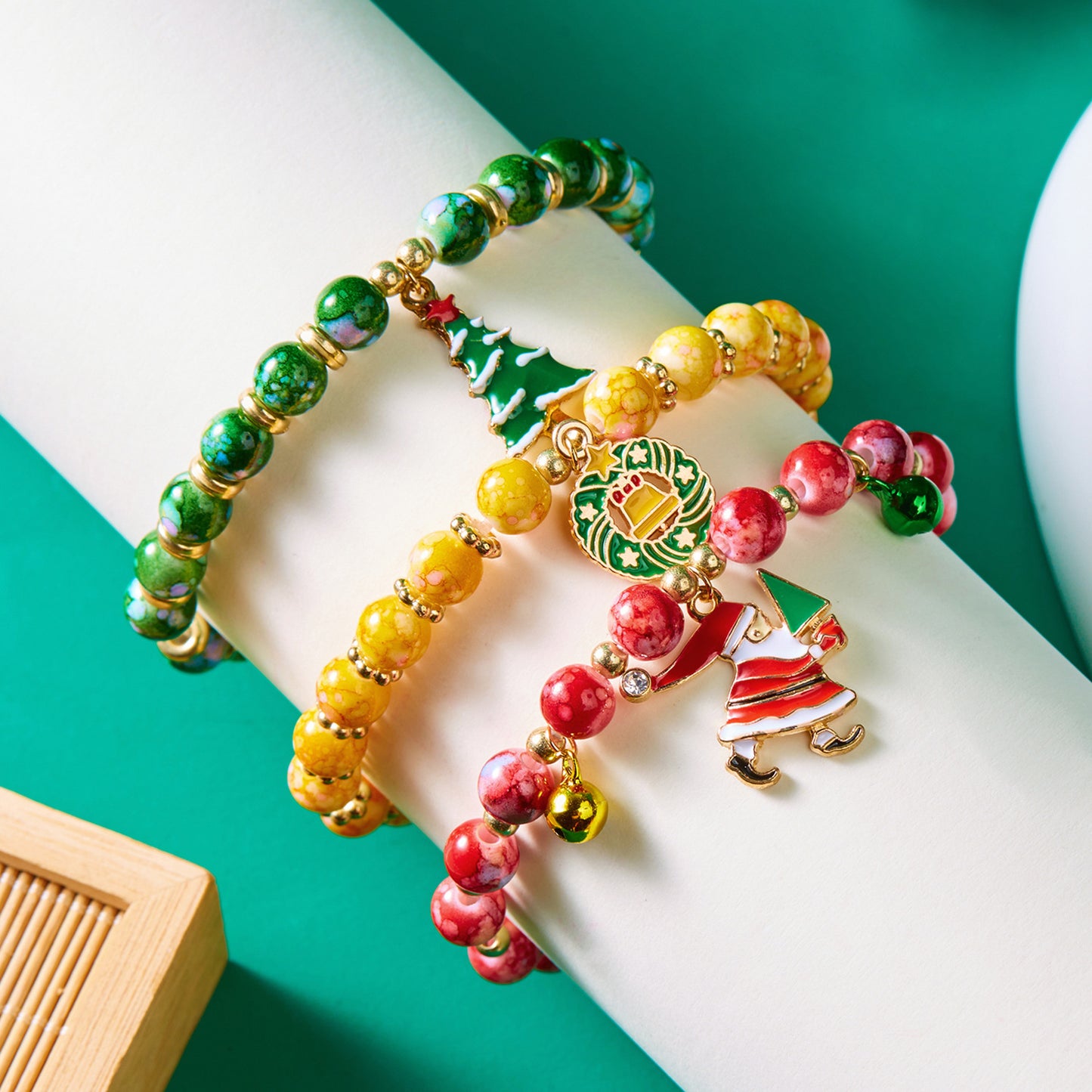 Set di braccialetti a tema natalizio alla moda per donne con ciondoli a forma di Babbo Natale, pupazzo di neve e albero di Natale, braccialetti in lega con perline