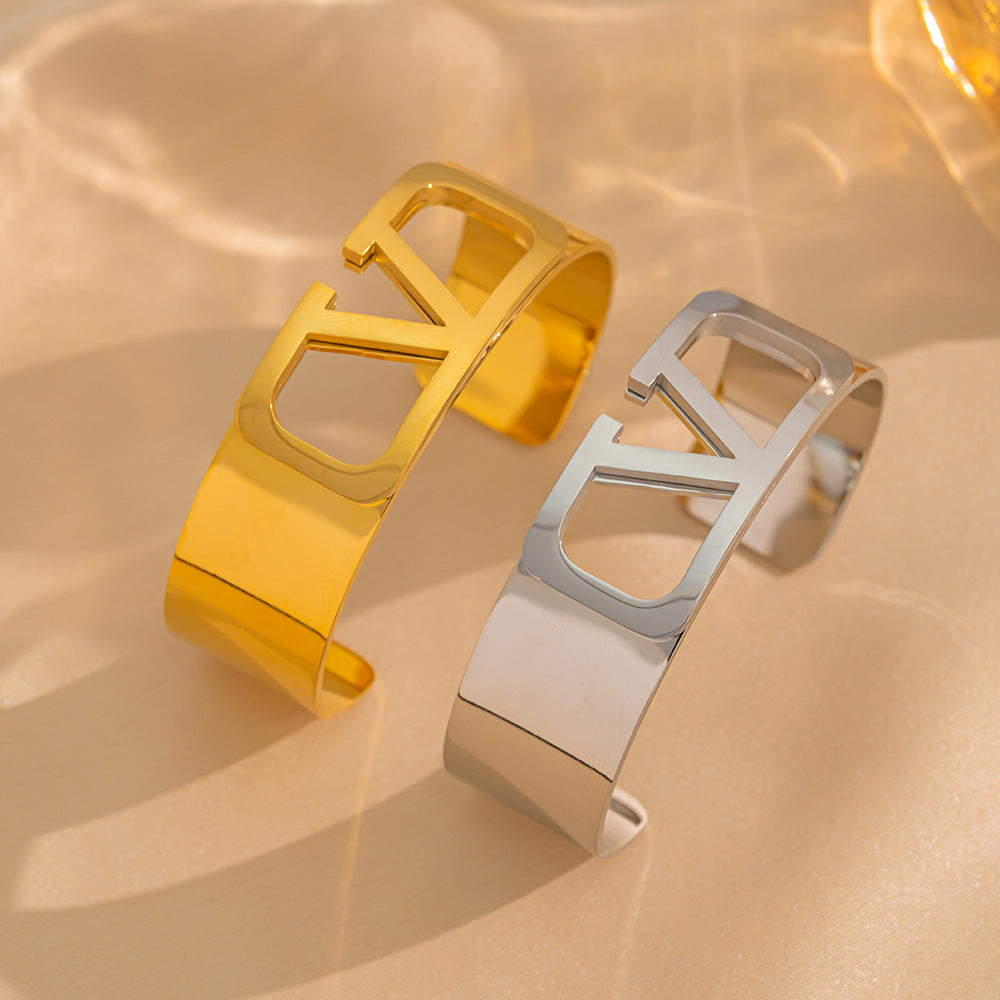 Bracciale regolabile minimalista a forma di C in acciaio al titanio con finitura galvanizzata per pelli sensibili