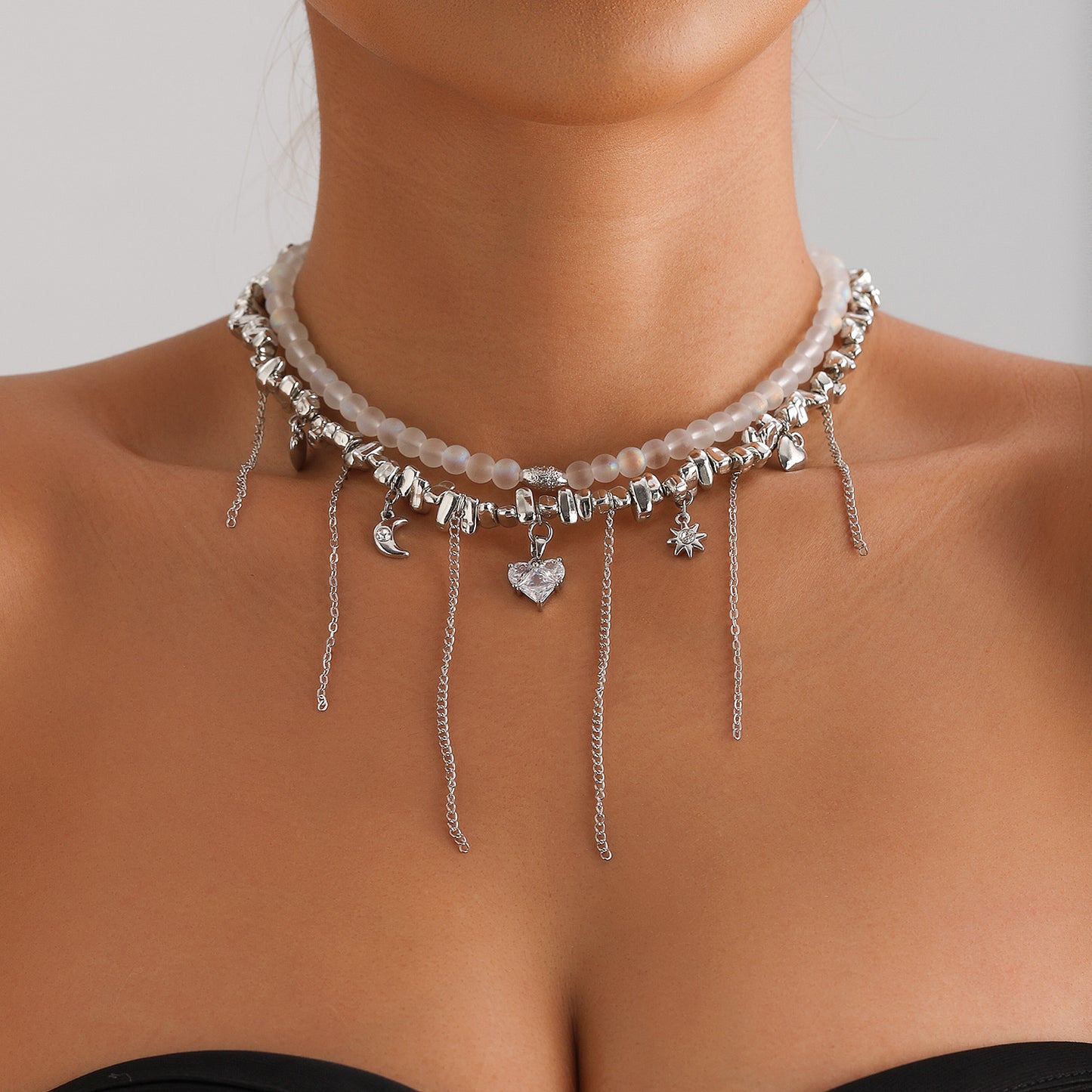 Collana con Pendente a Cuore di Moda con Accenti di Zirconi e Dettaglio Nappa per Donne, Perle di Vetro su Catena alla Clavicola