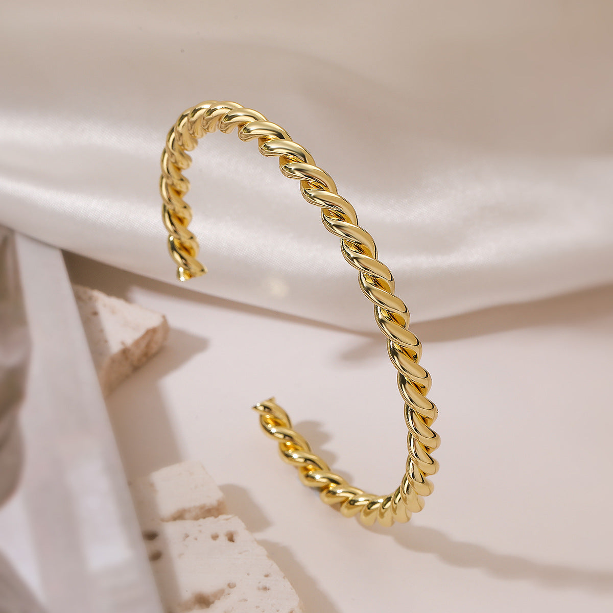 Bracciale Rigido Aperto Geometrico Minimalista da Donna in Rame con Placcatura in Oro Vero, Accessorio Moda d'Ispirazione Vintage