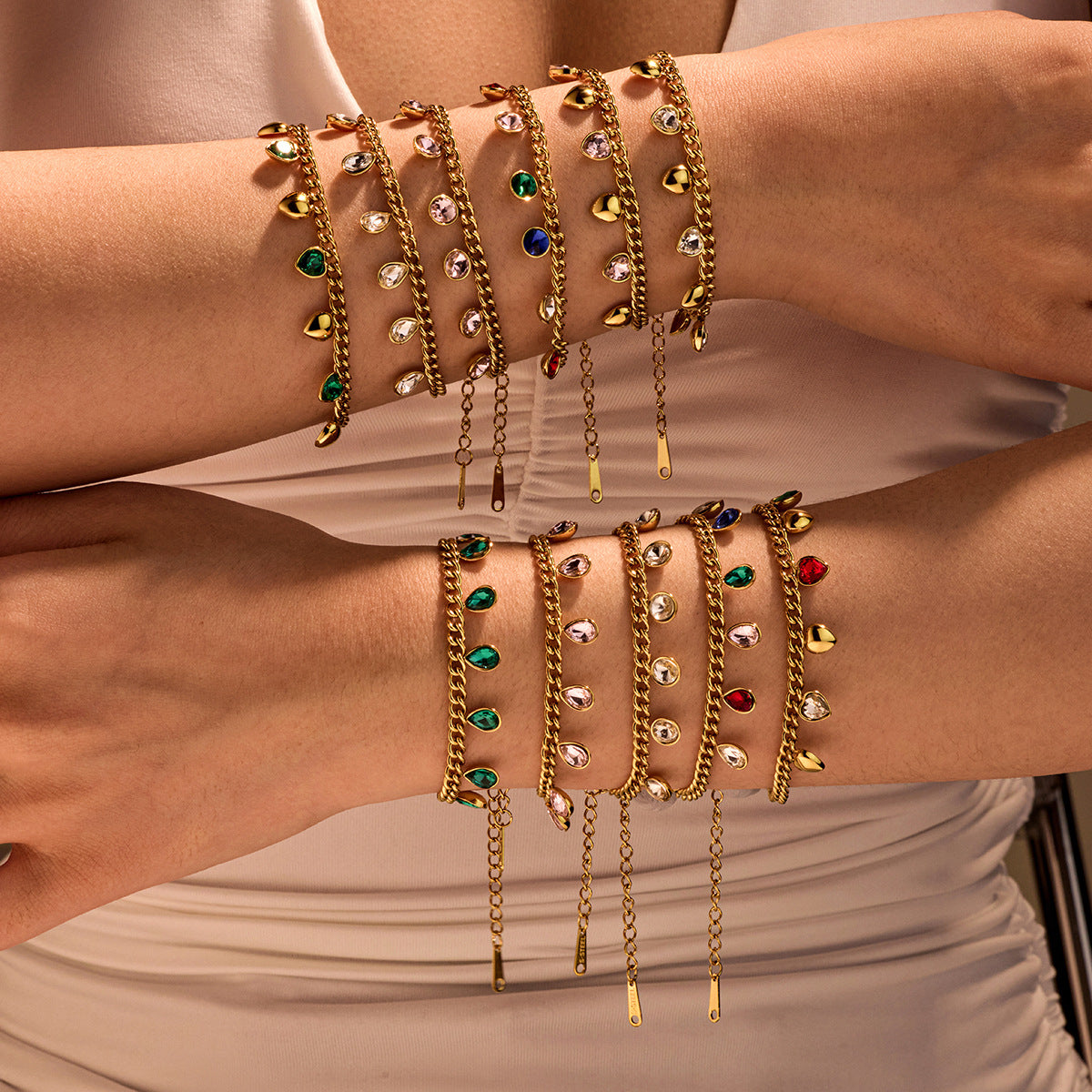 Braccialetto alla moda in acciaio inossidabile con cuore geometrico stile OL, intarsio di strass e dettaglio a nappa