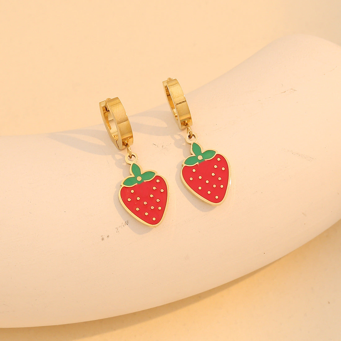 Cute Strawberry Pendant Necklace Set for Women with Stainless Steel Chain and Enamel Coating in Fresh Sweet Style