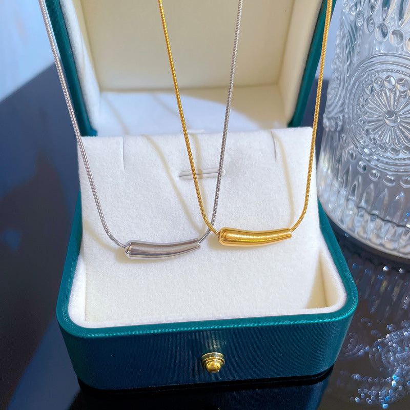 Elegante Collana Pendente da Donna in Acciaio al Titanio con Geometria Viola Melanzana, Placcatura in Oro e Delicata Catena a Clavicola