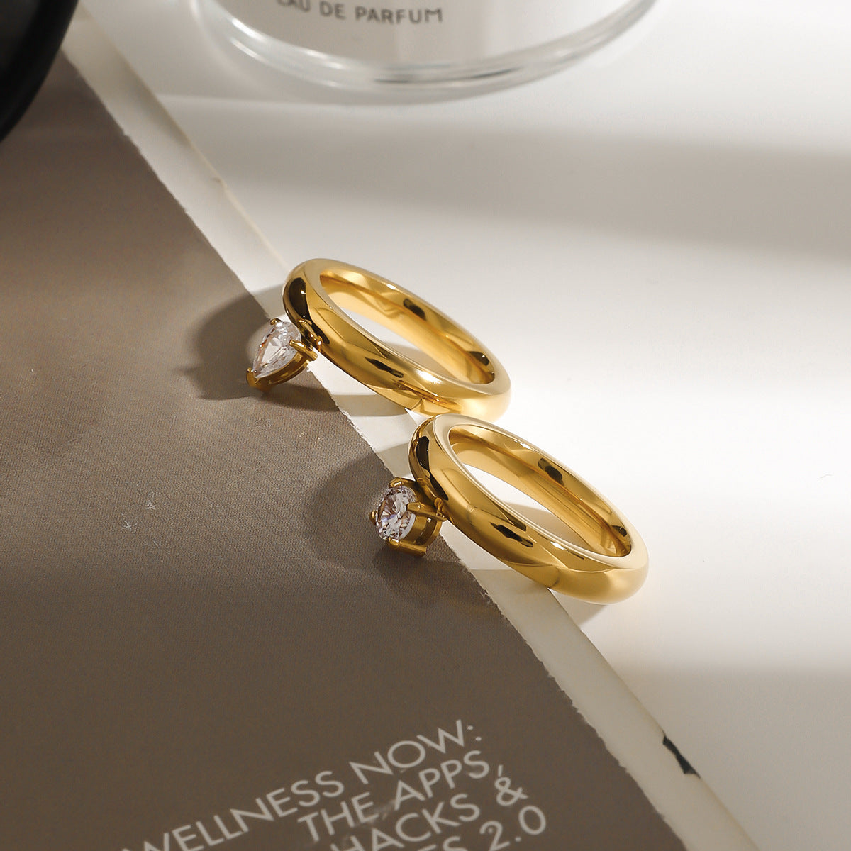 Elegante Anillo Geométrico de Acero Inoxidable con Circonita Cúbica y Triángulo para Mujer