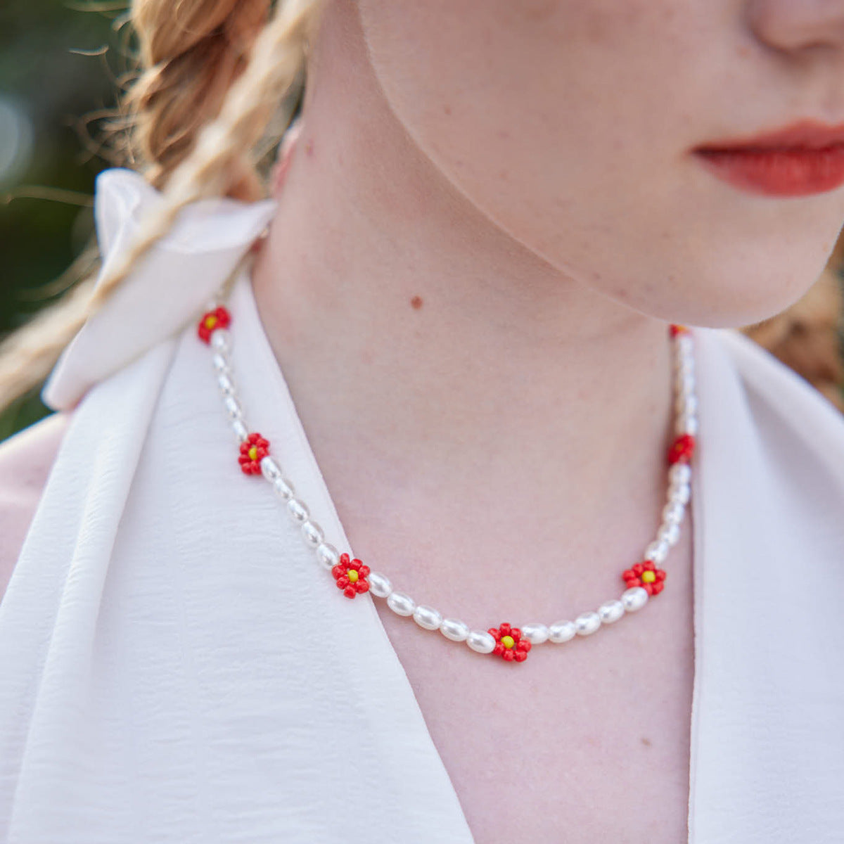 Collar con colgante Margarita bohemia con cuentas de resina hechas a mano y borlas para mujer