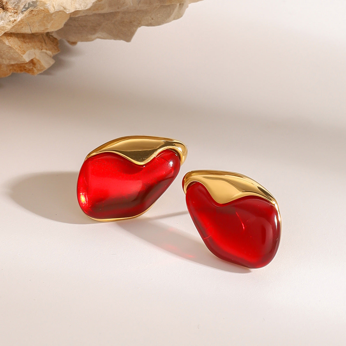Orecchini geometrici in acciaio inossidabile con intarsio in pietra naturale rossa per donna, orecchini a lobo alla moda in acciaio al titanio elettrolitico