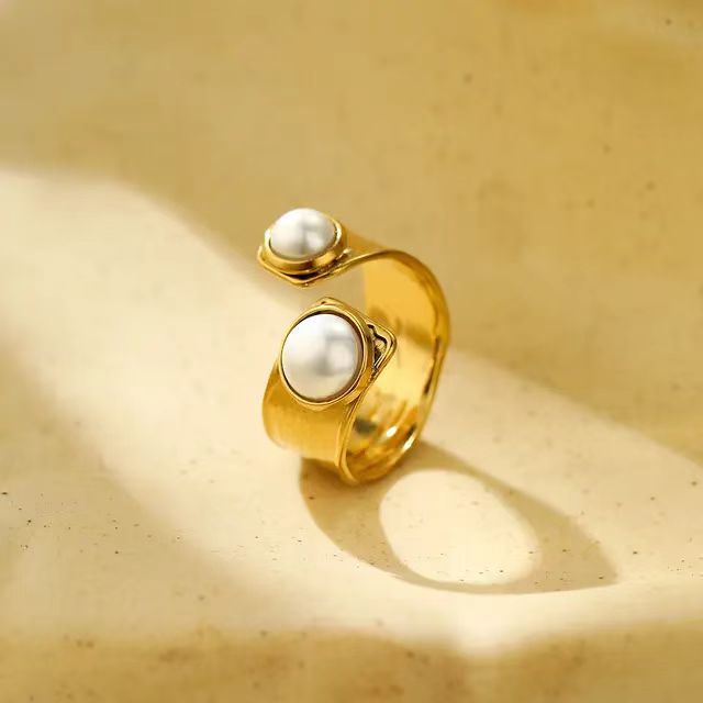 Anillo de acero inoxidable con diseño geométrico minimalista de lujo, incrustación de perlas y acabado chapado para mujer