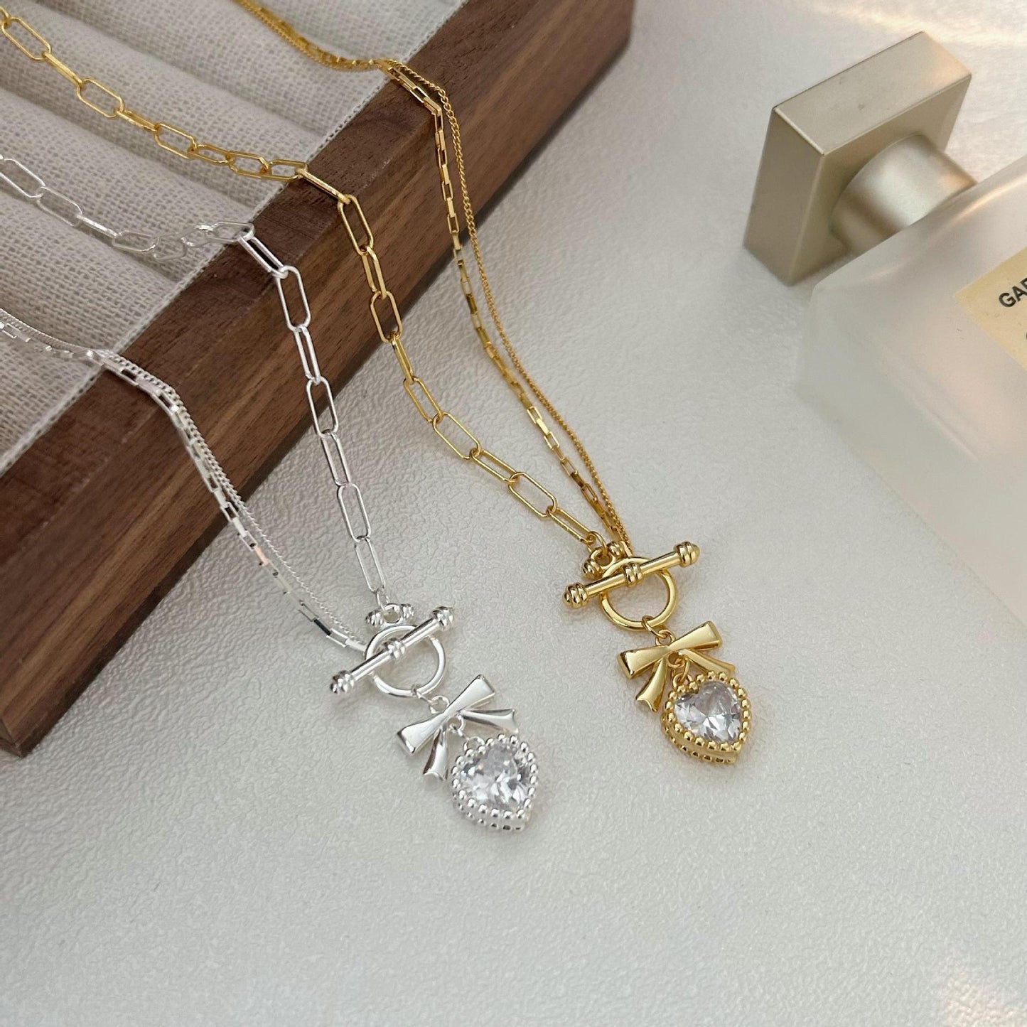 Collana minimalista con fiocco e cuore in argento sterling 925 con strass su catenina a maglie incrociate