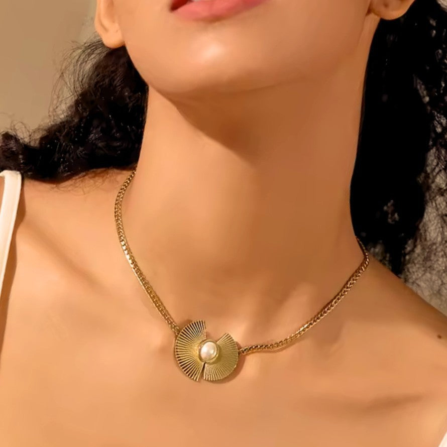 Collar con Colgante Asimétrico de Acero Inoxidable con Forma de Abanico y Detalles de Perlas para Mujer, Cadena Minimalista Galvanizada a la Clavícula