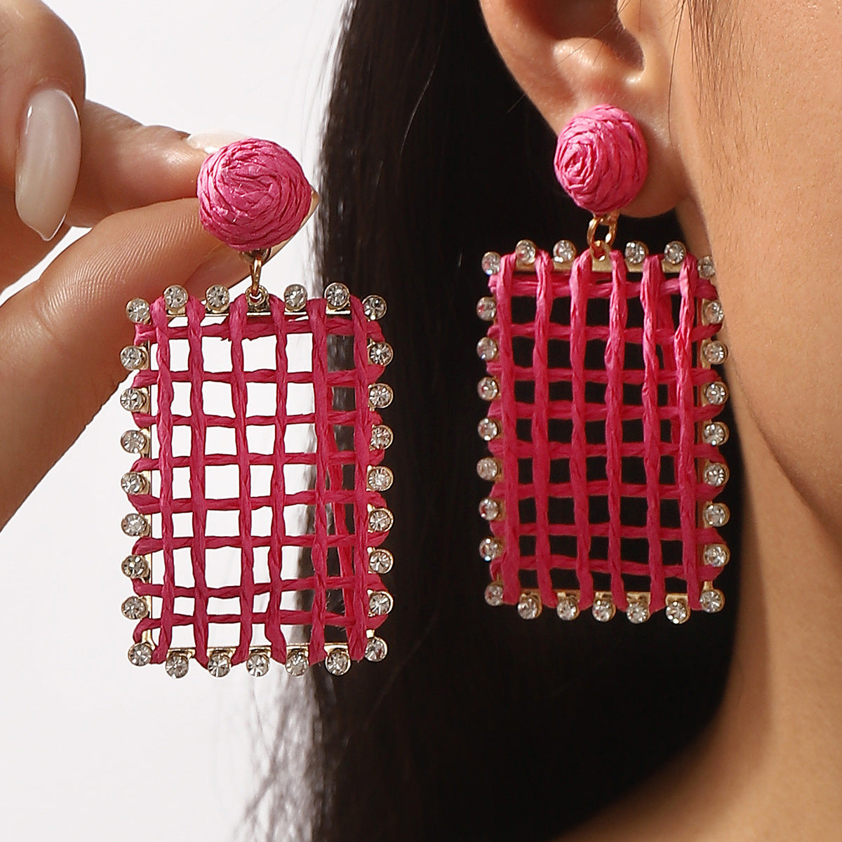 Orecchini in rafia intrecciata con ritagli geometrici da donna con dettagli in strass, stile fresco e minimalista per le vacanze