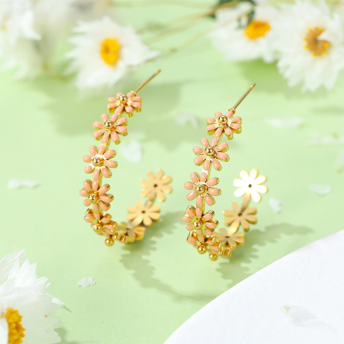 Pendientes de acero de titanio con forma de margarita de moda para mujer con acabado chapado, estilo minimalista chic de oficina