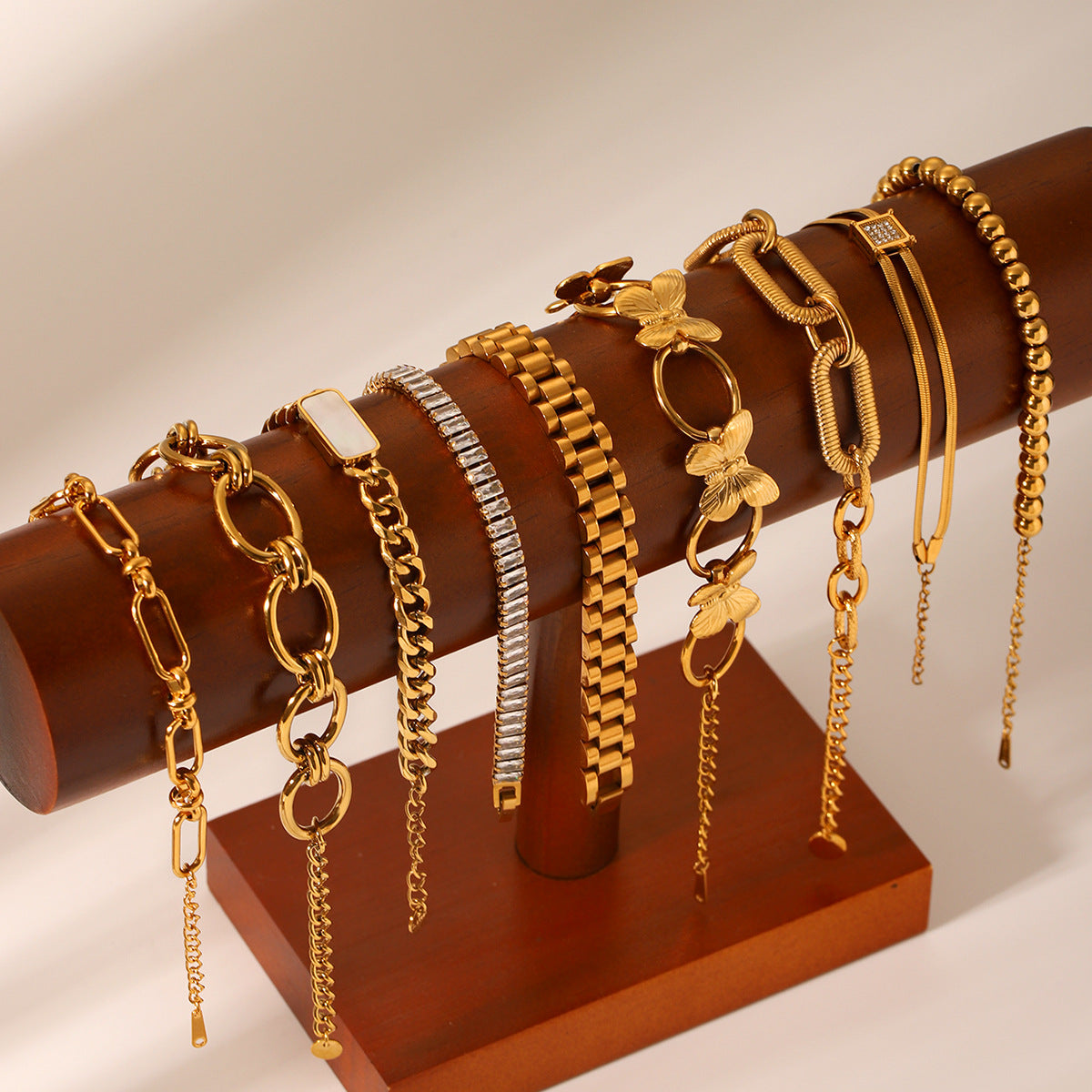 Bracciale da donna in acciaio inossidabile a forma di farfalla con intarsio in strass e finitura placcata, stile geometrico