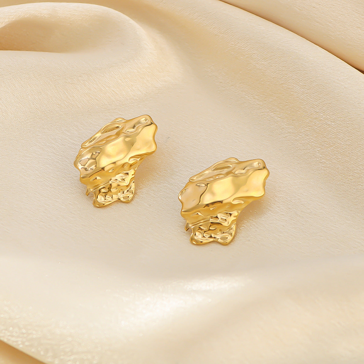 Orecchini geometrici asimmetrici minimalisti in acciaio inossidabile placcato oro 18K con dettagli a rombo e circolari, anallergici e resistenti all'ossidazione