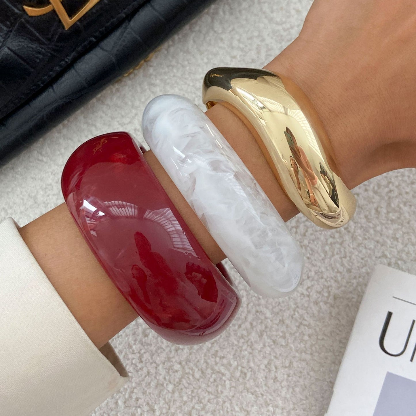 Pulsera Ancha Acrílica Irregular Geométrica para Mujer con Cierre de Resorte y Acabado Bañado
